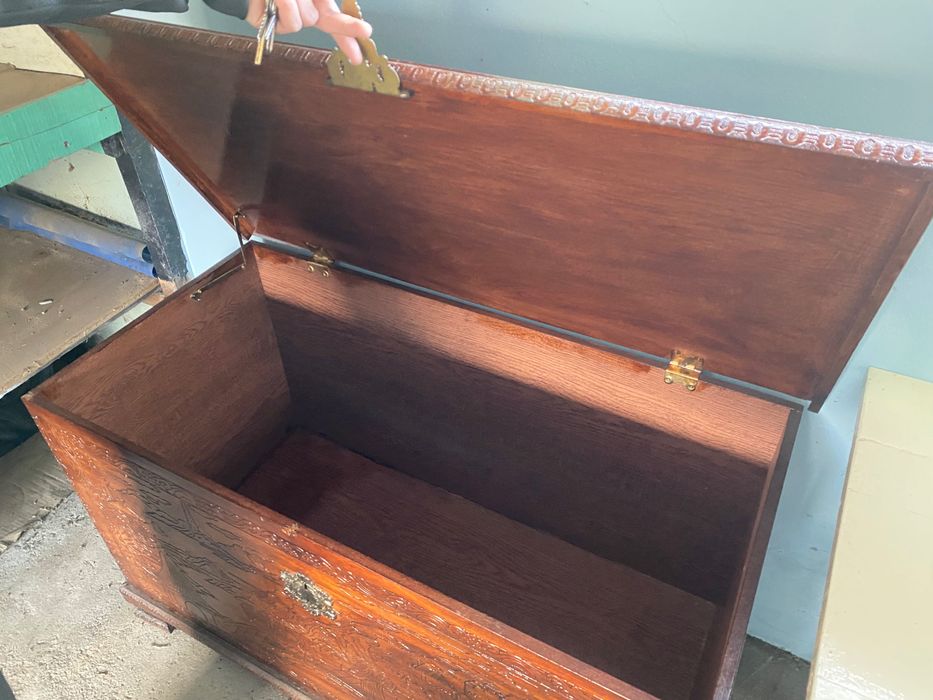 Baú trabalhado em madeira