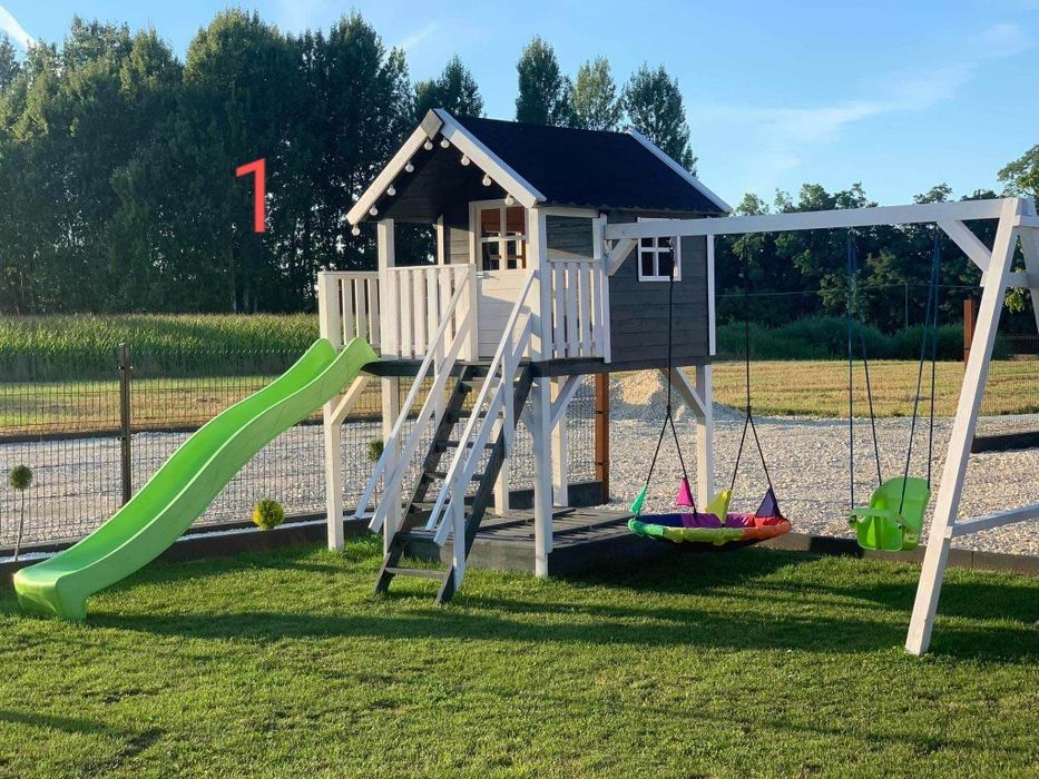 Plac zabaw, domek dla dzieci