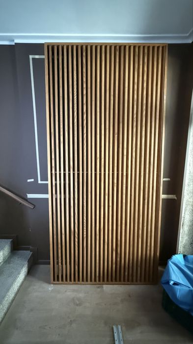 Divisória em ripado de madeira maciça