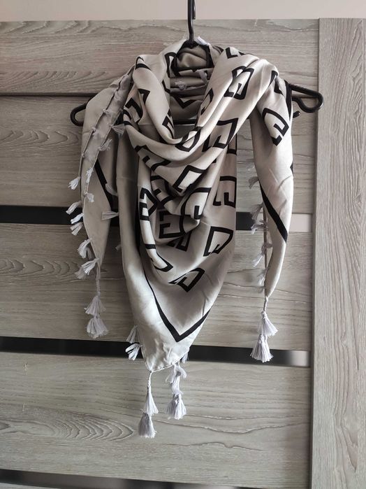 Chusta w kwiaty z frędzlami | folk | wiskoza |