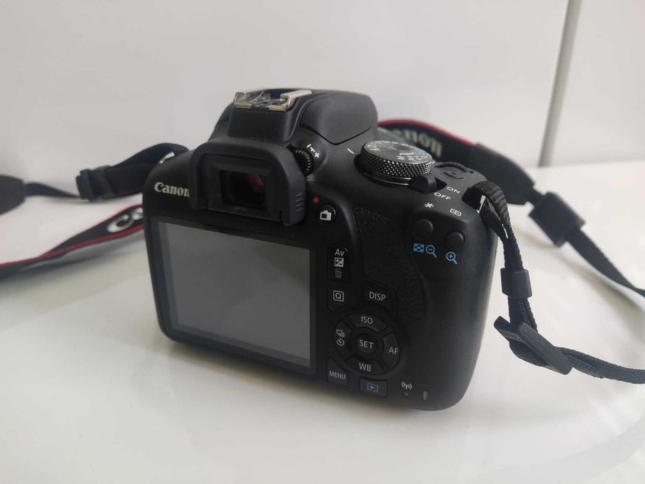 Aparat fotograficzny Canon EOS 2000d wraz z obiektywem