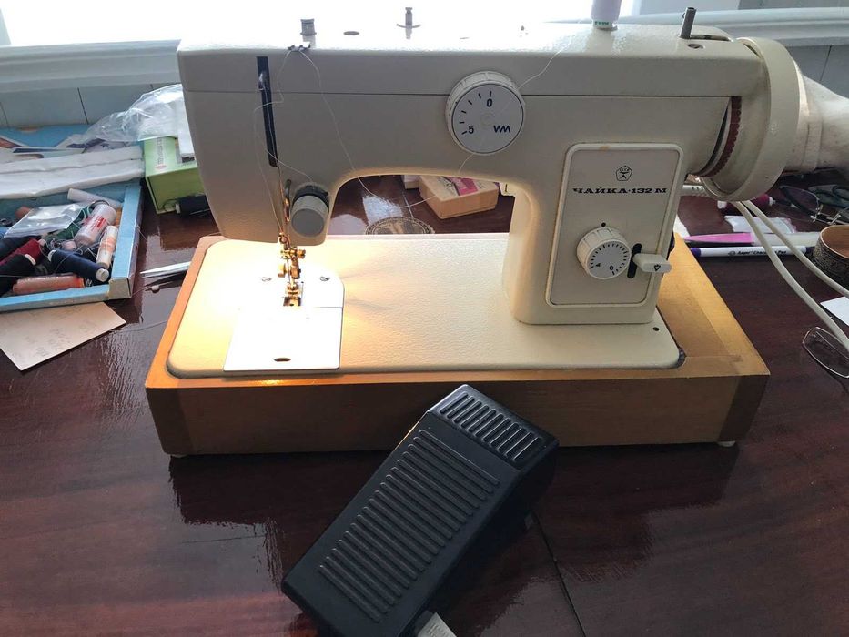 Швейная машинка Чайка времён СССР, с електропедалью