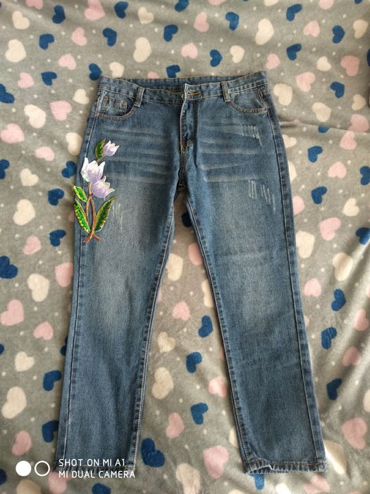 Джинси з нашивкою
