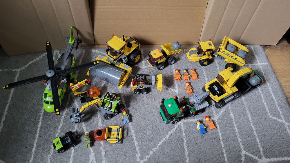 Mix pojazdów Lego z ludzikami