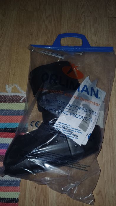Bota ortopédica e canadianas