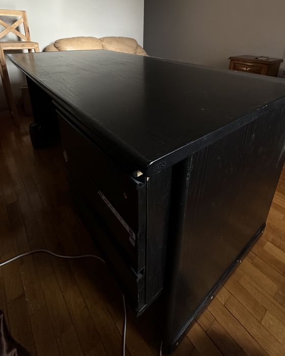 чорний офісний стіл