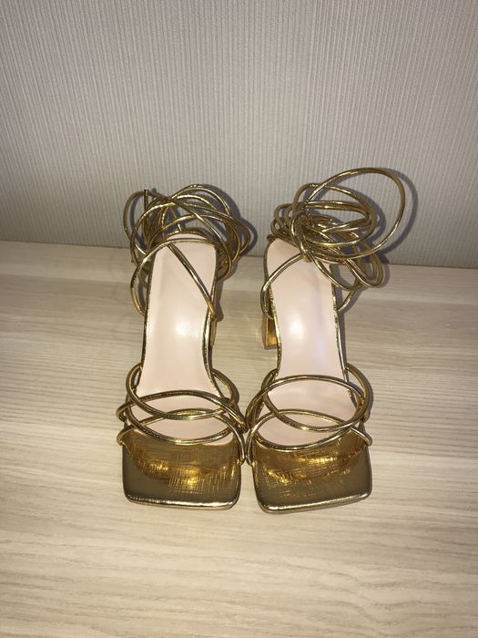 Золоті босоніжки 35 розмір на зав’язках на каблуці