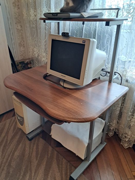 Комп'ютерний стіл.