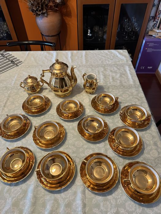Magnífico Serviço de Chá Artibus Portugal – Porcelana Dourada e Cenas Galantes  15 Peças (Quinze)