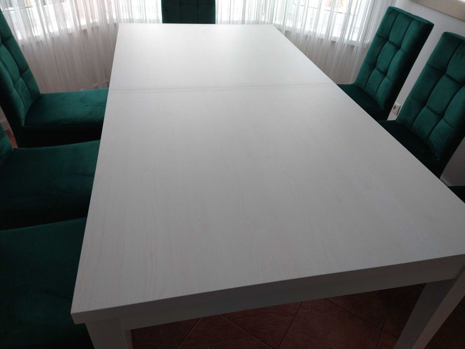 Stół z 8 krzesłami bardzo dobry stan