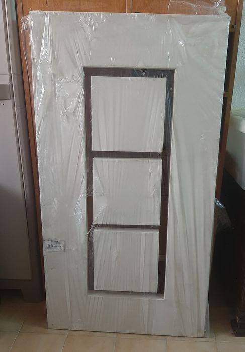 Tela branca 120x64x4 cm.