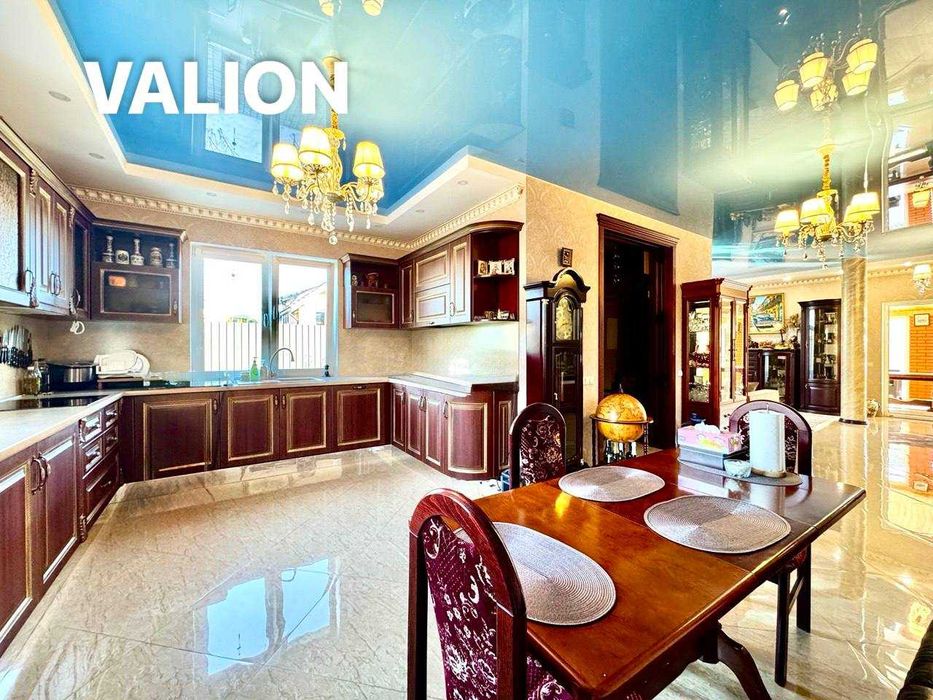 Будинок в КЛАСИЧНОМУ стилі 212 кв.м-Басейн, барбекю та БАНЯ- 7 соток