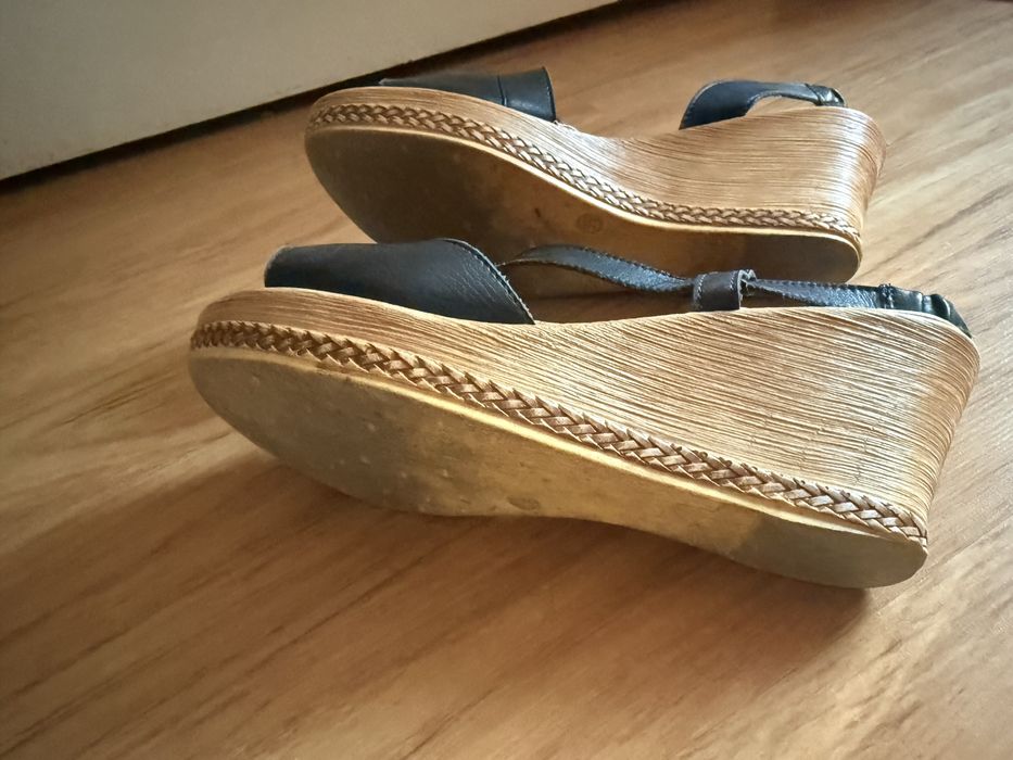 Sandały roz.  37 Lasocki koturny czarne skóra - buty