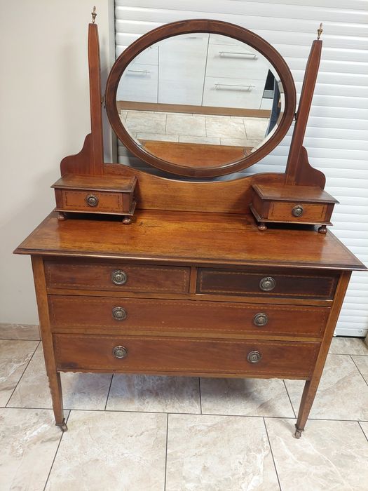 Toaletka z drewna do renowacji