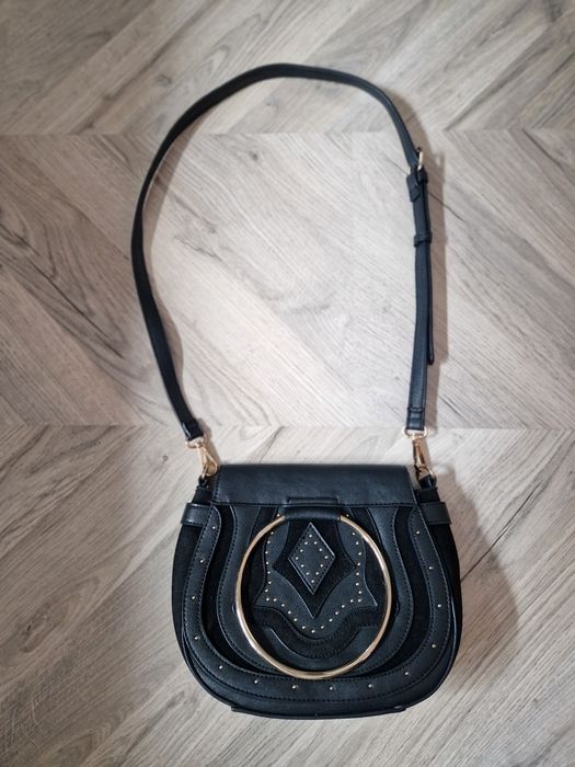 Czarna torebka na ramię z zamszowymi i złotymi dodatkami