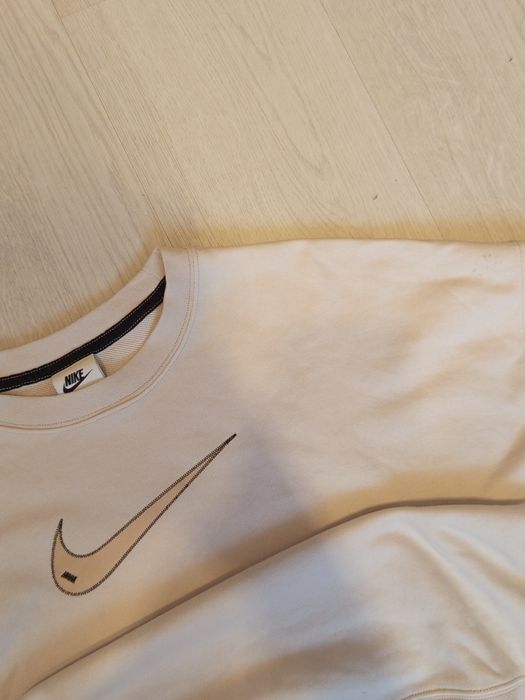 Biała bluza nike