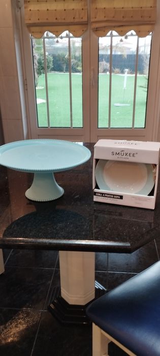 Boleira para bolos e conjunto de quatro pratos