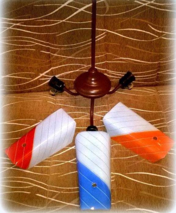 Lampa z PRL'u z przykręcanymi kloszami.
