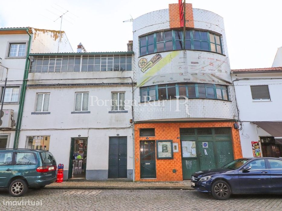 Prédio com loja e habitação T4 em Oleiros