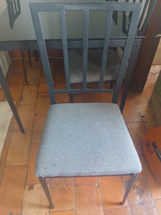 Mesa de com tampo em vidro e 4 cadeiras