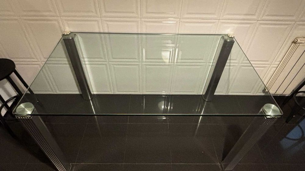 Mesa de cozinha com tampo em vidro