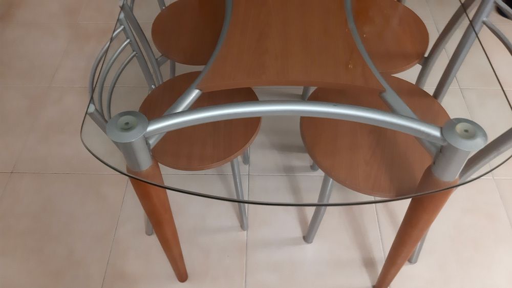 Mesa de cozinha em vidro e 4 cadeiras em bom estado.  Entrego grátis na zona de Lisboa