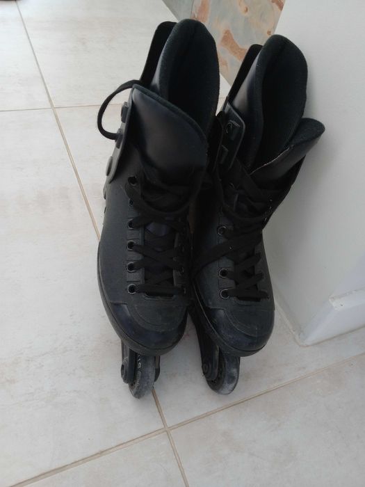 Patins em linha pretos
