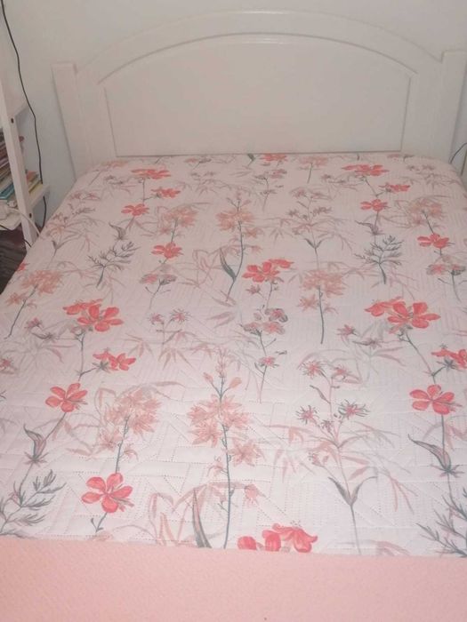 Cama de corpo e meio, colchão corpo e meio e mesinha de cabeceira.