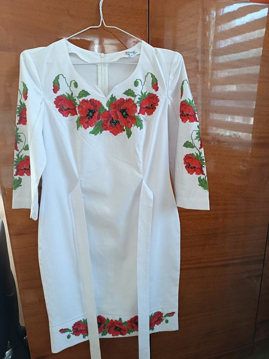 Вишита сукня маки