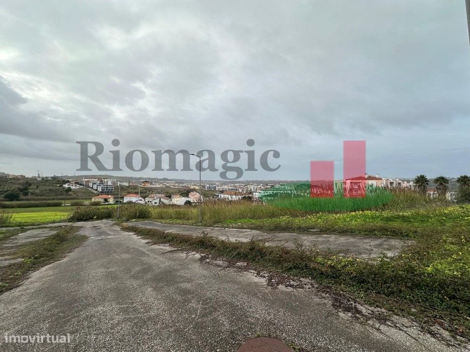 Lourinhã - Lote de Terreno para Construção Prédio de Habitação — Lourinhã E Atalaia, Lisboa