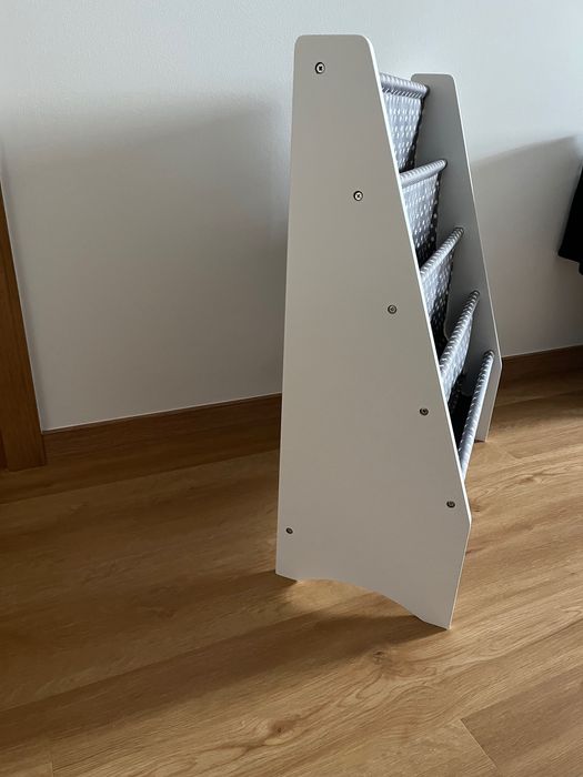 Estante de livros de criança