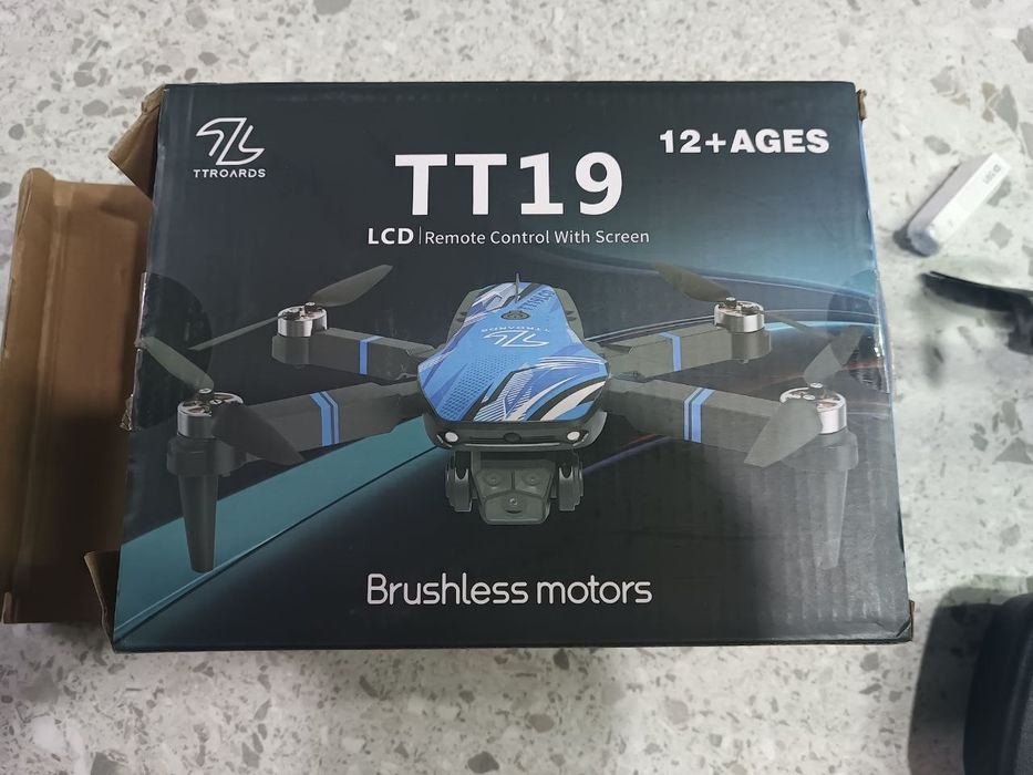 Дрон. Квадрокоптер TTROARDS TT19 LCD с бесщеточными моторами и пультом управления со встроенным экраном