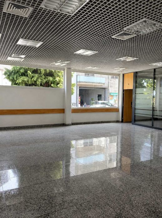 Prédio para Serviços e Comércio com 381 m² de Área - Excelente Localização em Carrazeda de Ansiães