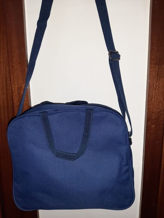 Bolsa tiracolo nova para guardar o computador Magalhães