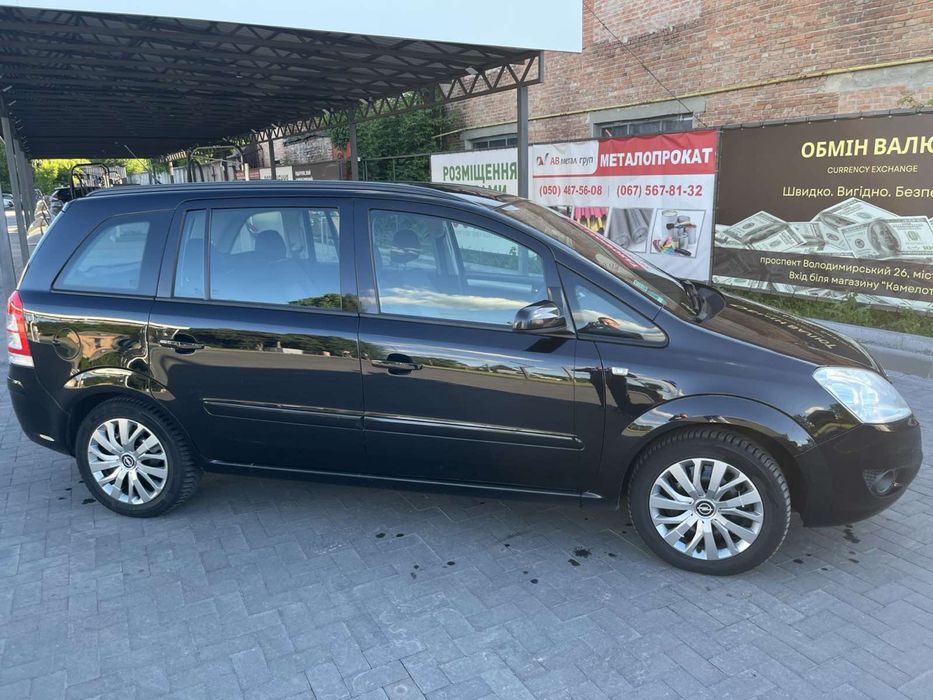 Opel Zafira.               .