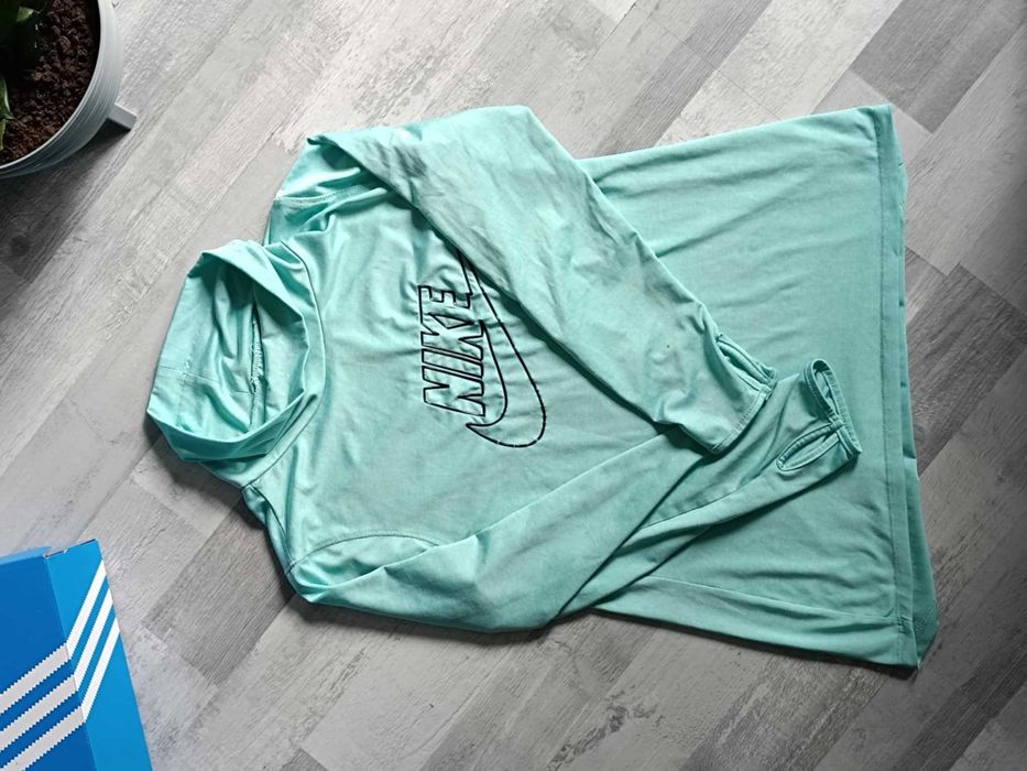 Miętowa bluzka z nadrukiem NIKE