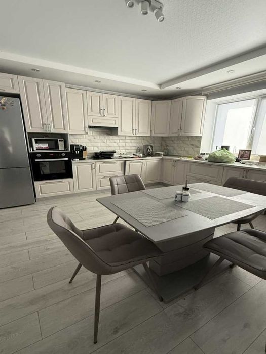 Продам сучасний двоповерховий будинок 180кв.м. з усіма комунікаціями