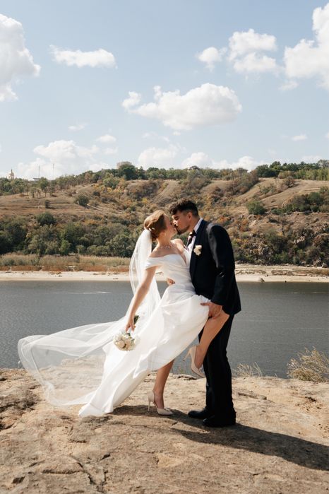 Шикарна весільна сукня з відстібним шлейфом