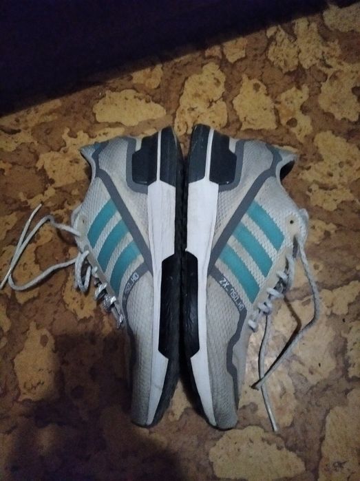 Продам кроссовки адики