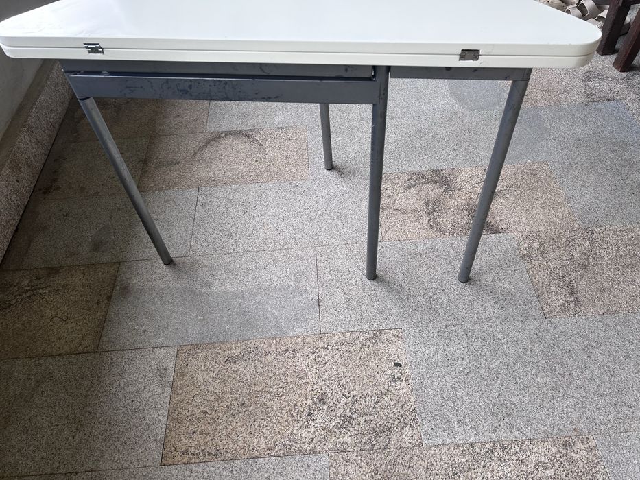 Mesa lacada versatil