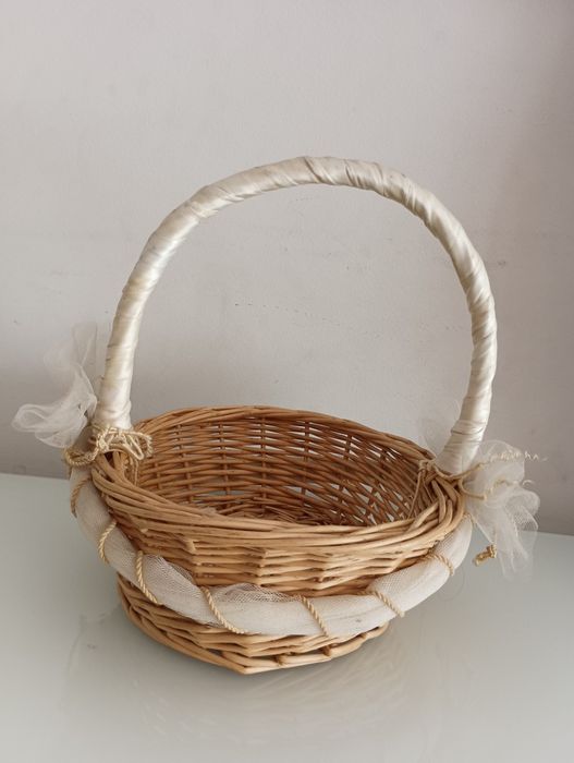 pequeno cesto decorado a beje