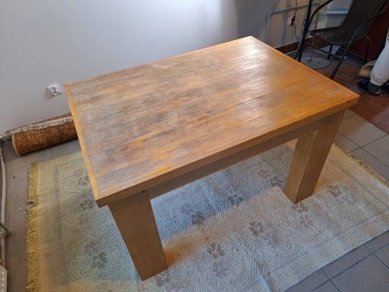 Masywny stół z litego drewna - ZOBACZ