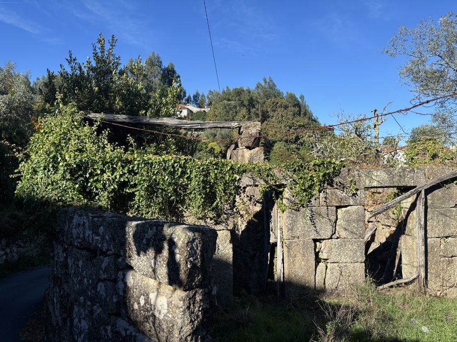 Duas Moradias para reabilitar - Canelas, Penafiel