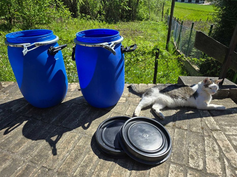 BECZKA plastikowa z tworzywa PE-HD z pokrywą klamrą rączkami 30L bardzo soilidna produkcja włoska GRUBE ŚCIANKI  Krk Rz
