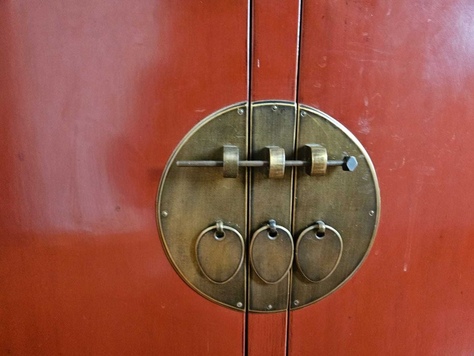 Cómoda/ aparador com detalhes esculpidos .