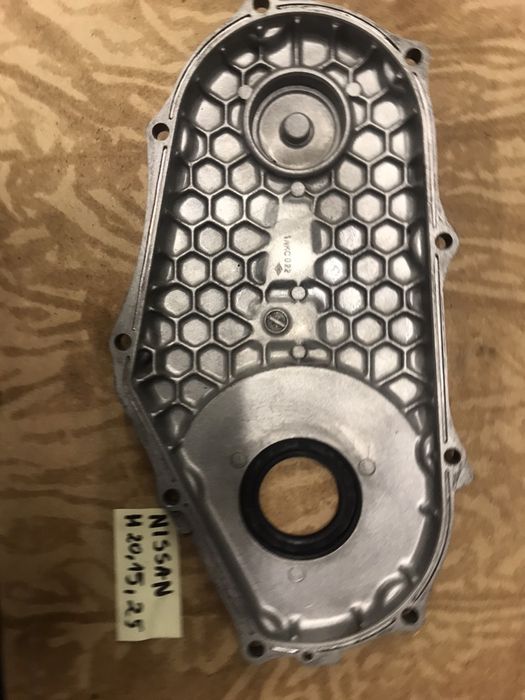 Pokrywa rozrządu Nissan H15, H20, H25