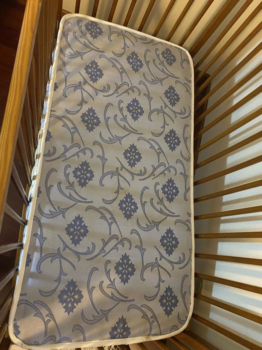 Cama de grades com colchão da marca PAUMA