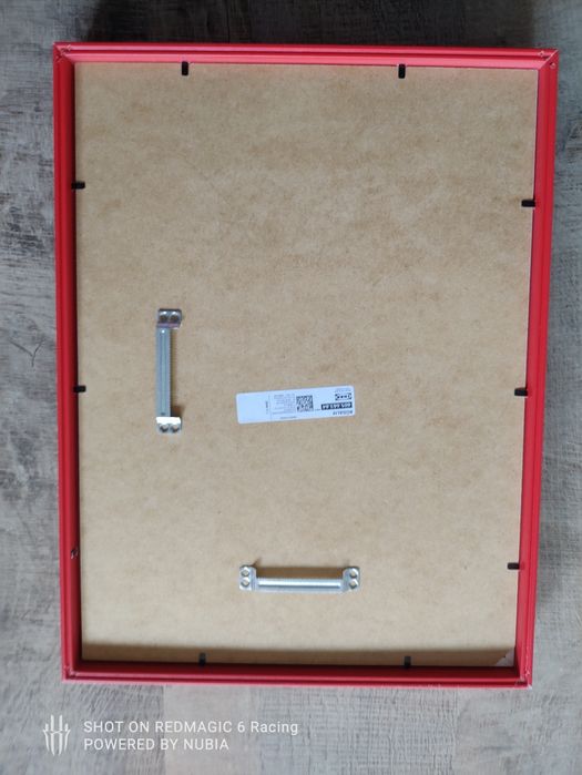 LEGO CMF F1 – Pełna seria bolidów F1 w czerwonej ramce IKEA SANNAHED + logo