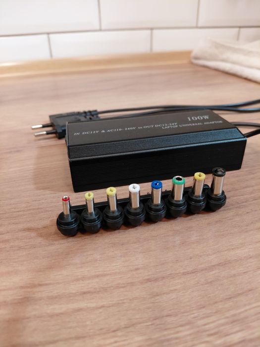 Універсальна зарядка для ноутбука