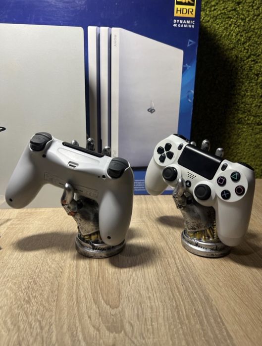 Магазин ! PlayStation 4 Pro White 1 TB + 2 Оригинальних белых Джойстика , Гарантия 6 месяцев ! + 60 игр + оригинальная коробка